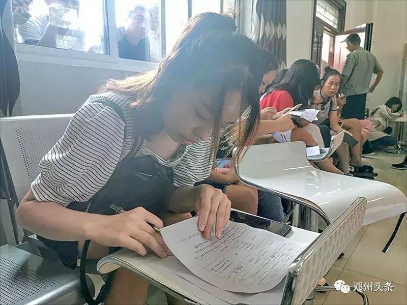 邓州一大波中学毕业生在这里排出“十米长龙”