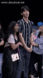 王俊凯摸易烊千玺的手的视频,王俊凯摸易烊千玺的手