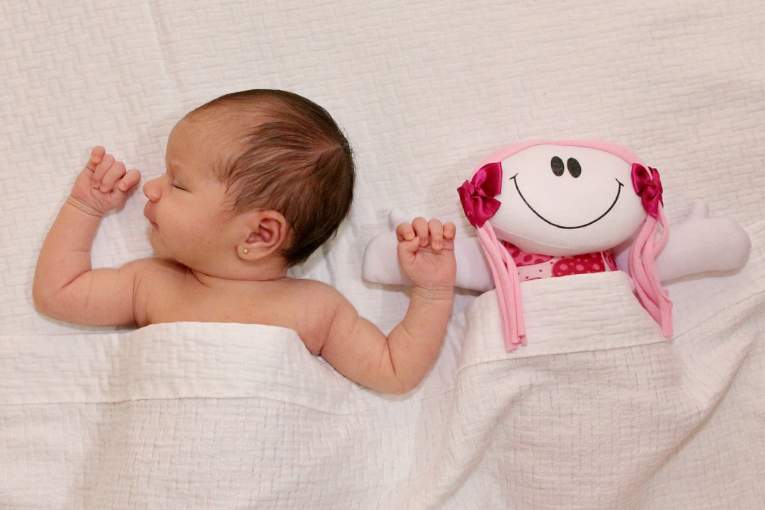 婴儿睡觉轻很容易醒,婴儿安心睡觉的方法