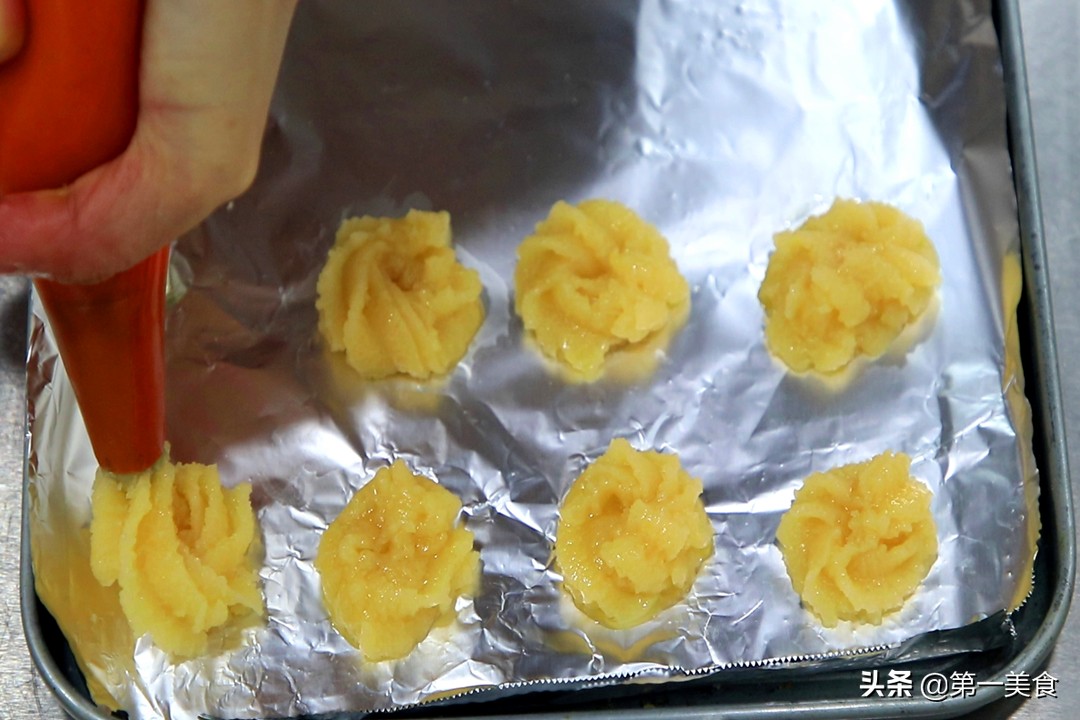 一碗面粉三个鸡蛋做糕点,一个鸡蛋半斤面粉做饼干