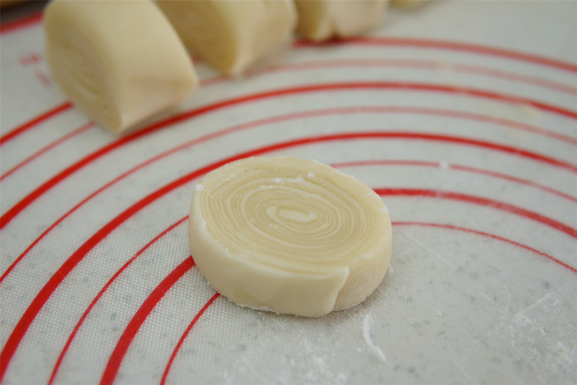 怎样做酥皮月饼既酥又软,中秋节自己做酥皮月饼简单方法