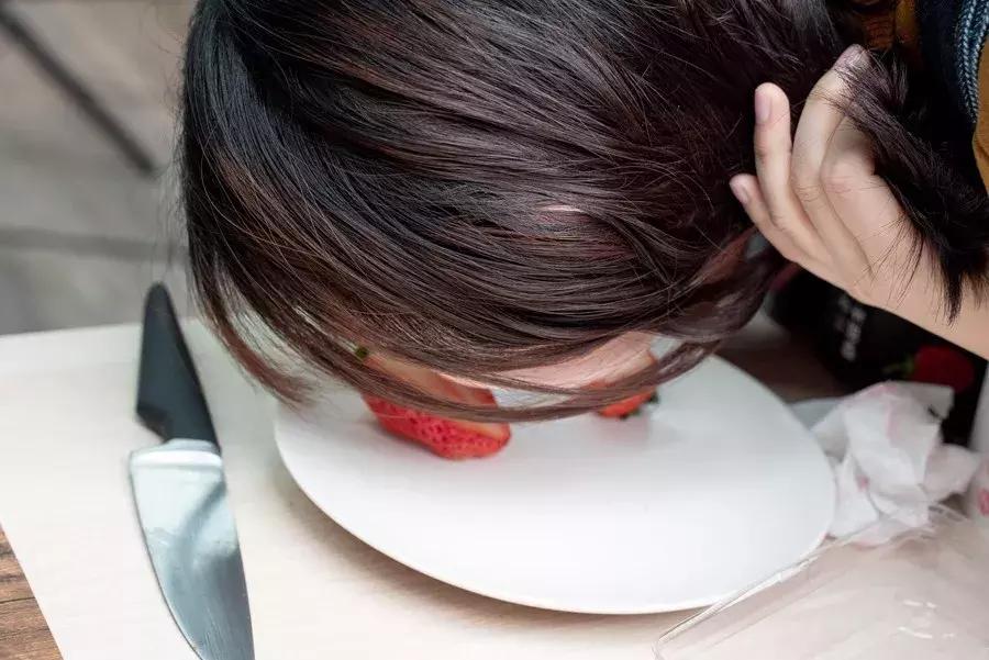 一下子吃了30颗草莓,吃了半斤草莓