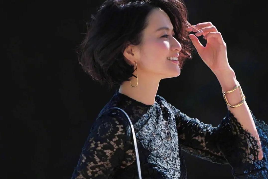 50岁适合什么短发还显年轻,50岁女人留长发好看吗