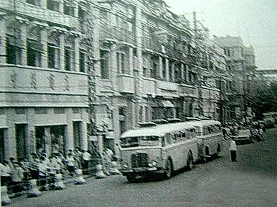 鎴戜滑鐨勮蹇嗘濡備竴鏉℃祦鍔ㄧ殑澶ф渤,绌垮煄璁板繂