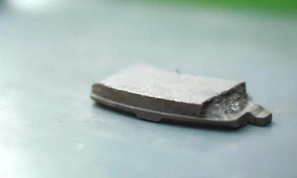 刹车片一般多少公里更换一次,刹车片几年或多少公里需要更换