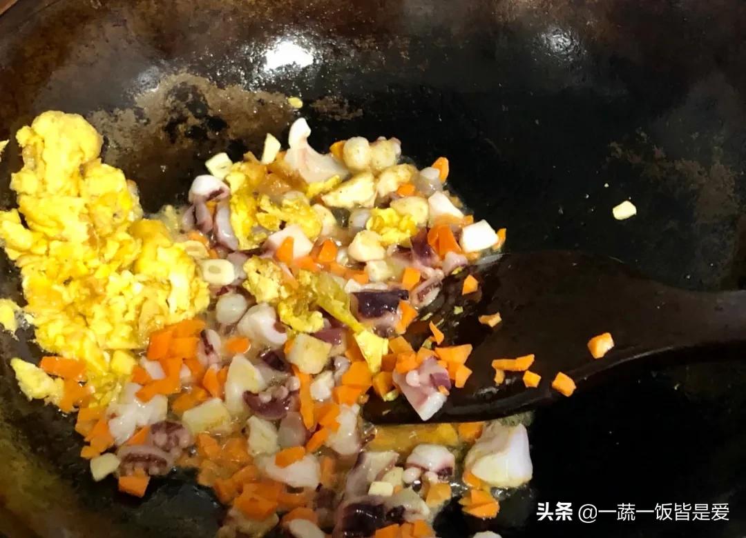 东北夜市孜然鱿鱼炒饭,孜然鱿鱼炒饭做法