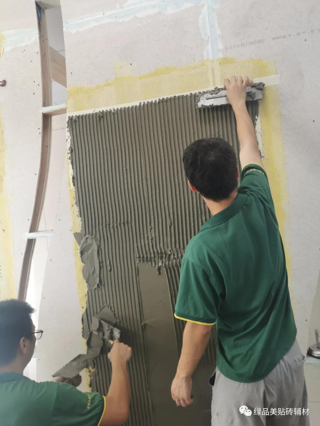 客厅地面铺大板瓷砖要不要刷背胶,瓷砖胶与大板瓷砖胶的区别