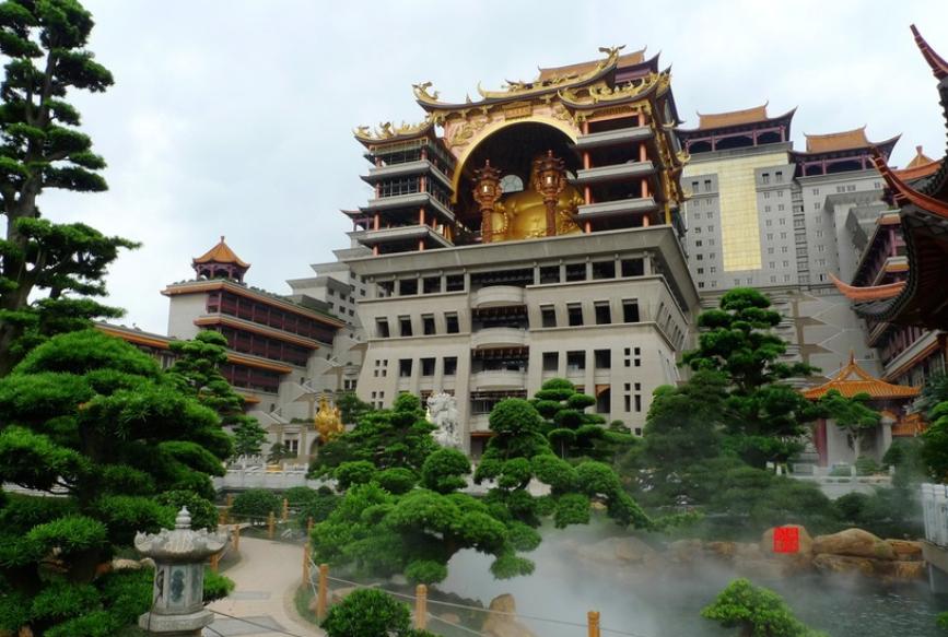 广西布达拉宫，供东南亚第一铜佛，地基挖出超大原石，建造者成谜