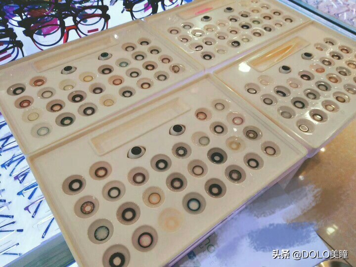 我是新手，也一直戴不上去，感觉被睫毛挡住了似的