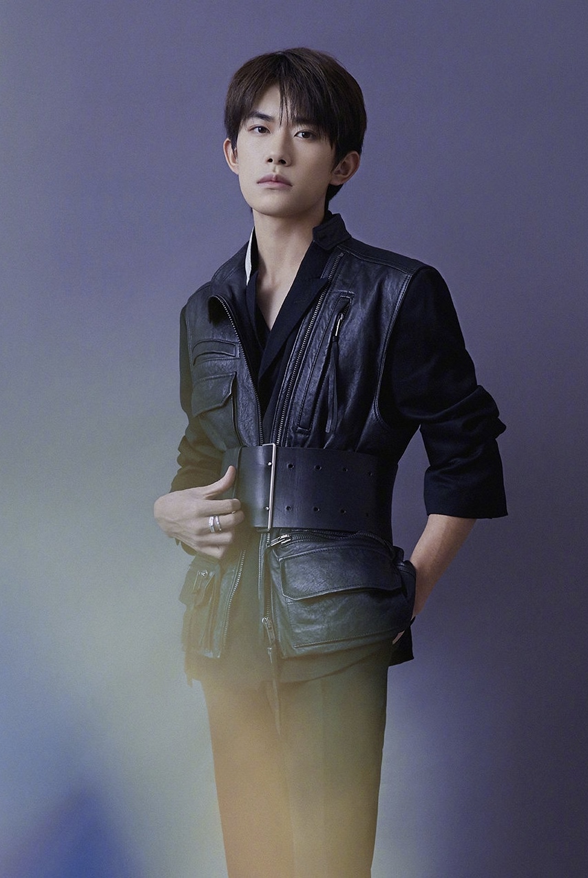 易烊千玺蝴蝶结正装,易烊千玺戴珠串