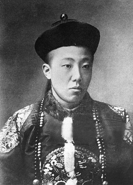 同治皇帝载淳的一生就和自己的年号一样“同治”悲催的傀儡皇帝