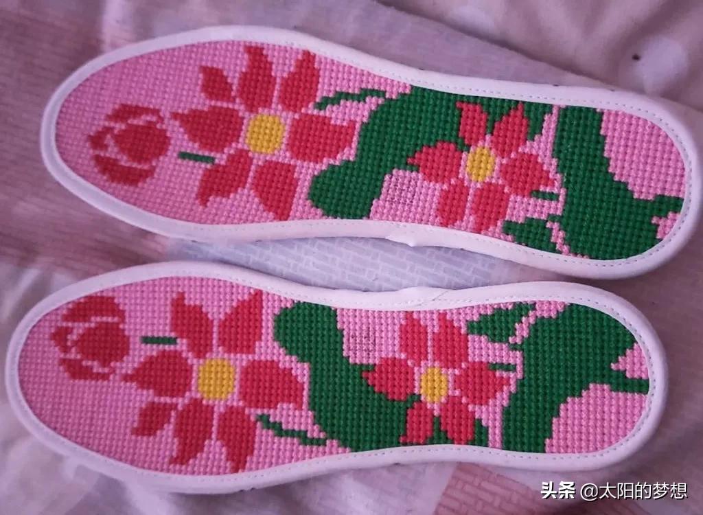 绣双鞋垫送情郎,做两双鞋垫送情郎