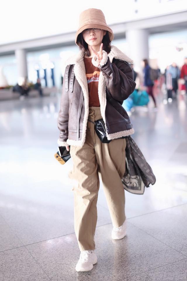 刘雯同款立领盘扣皮毛一体,刘雯穿皮毛一体夹克图