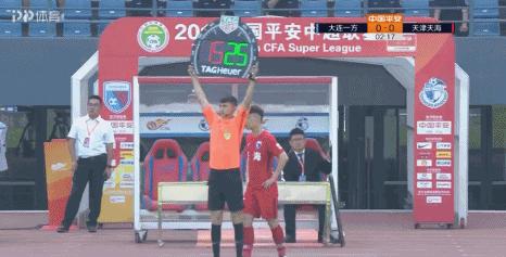 朴忠均眼里不揉沙子！天海铁卫向美女记者“惊鸿一瞥”，半场被换