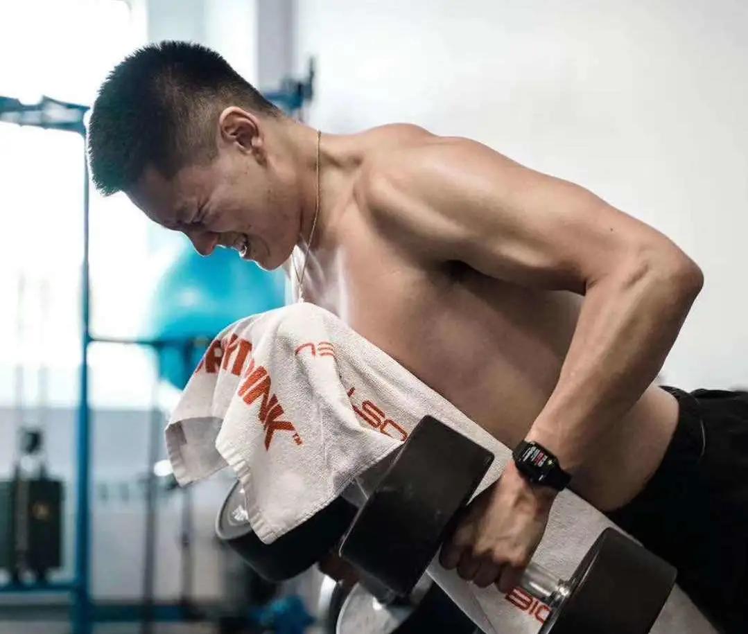 2米的中国胖虎!却一场未胜坐冷板凳,NCAA生涯出师不利?