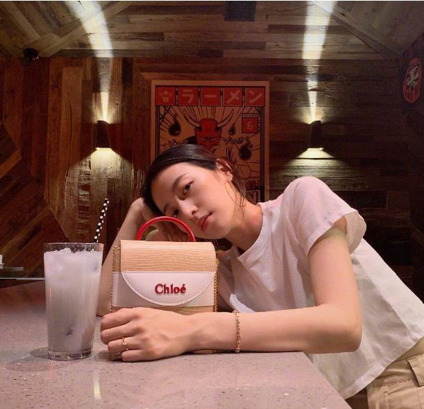 有品位的女人，搭配都会注意这个细节，时尚加倍，穿出杂志大片感