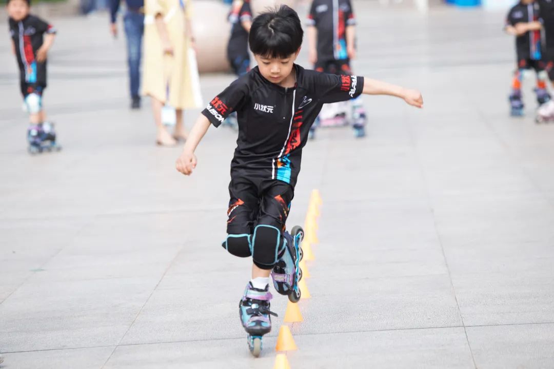 孩子轮滑学习慢，问题多半出在鞋上，别傻傻分不清平花鞋和休闲鞋