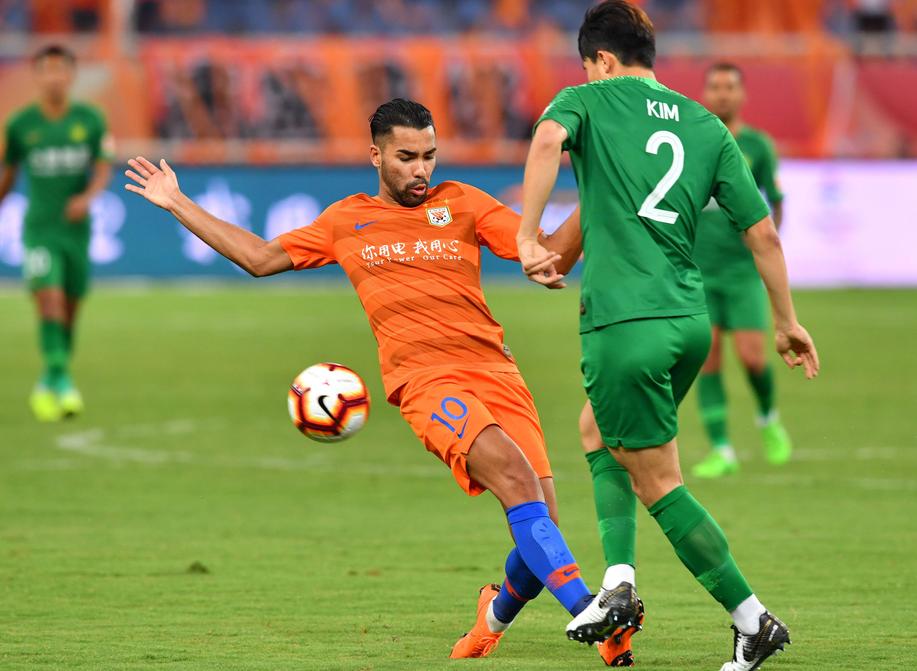 鲁能新赛季球衣号曝光,两核心球衣无人选,一小将身披崔鹏的7号