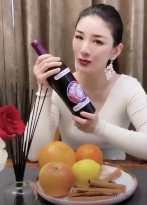 黄奕颜值天花板时刻,黄奕被嘲脸肿不像样