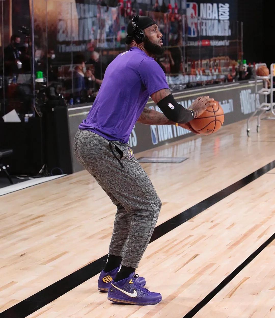 nba球员詹姆斯球鞋上脚,nba球星上脚球鞋詹姆斯18