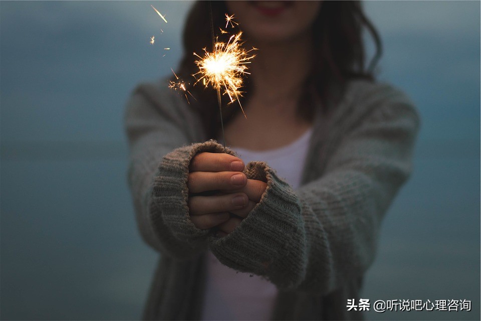 胸小的女生如何克服自卑,胸小怎么通过后天变大