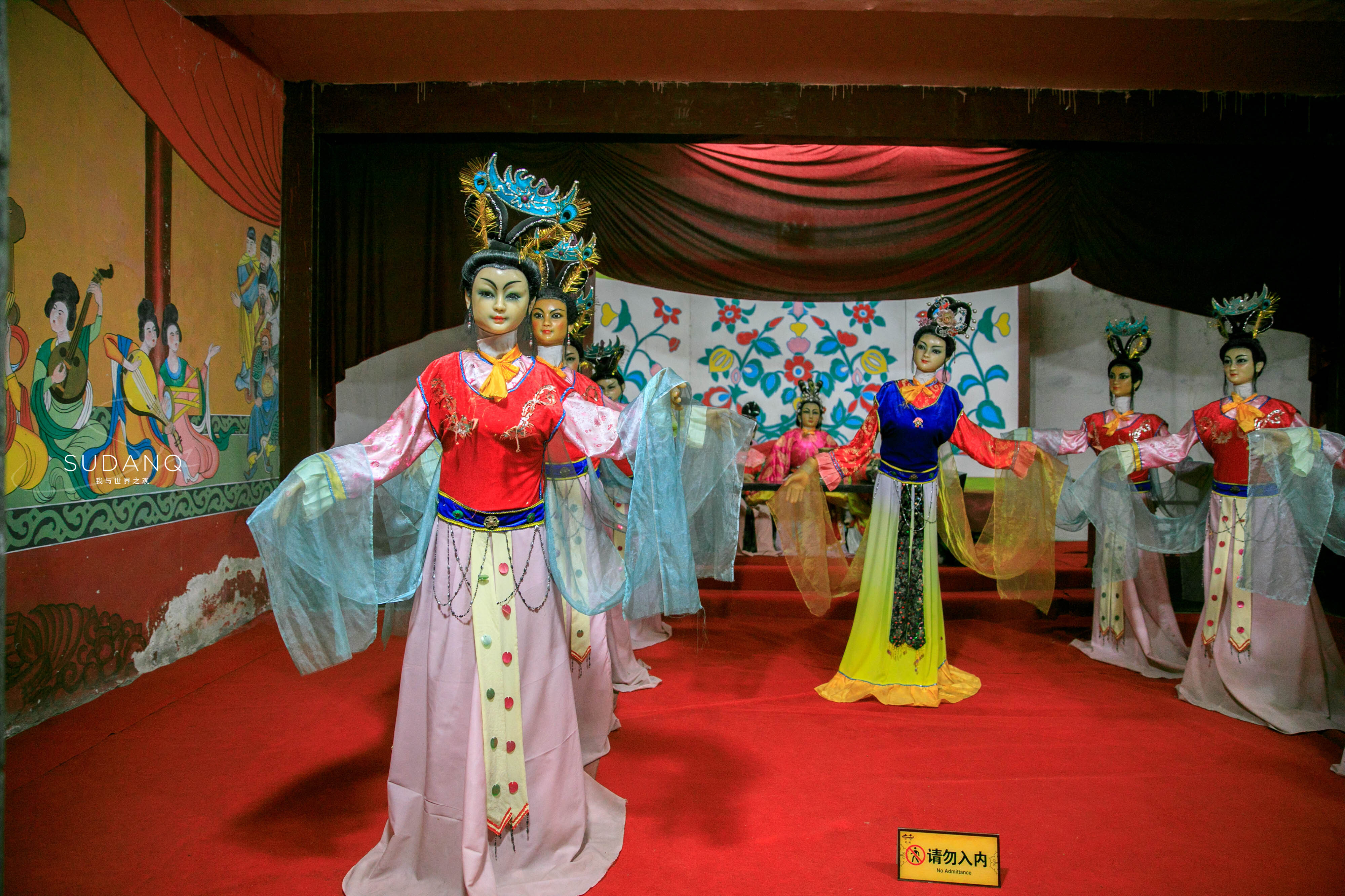 进入乾陵门口的石像,被真人雕像吓到