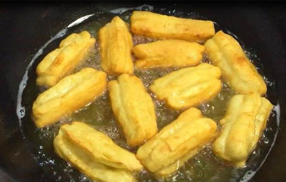 炸油条用酵母好还是油条膨松剂好,炸油条用油条改良剂还用加酵母吗