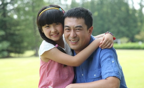 父亲帮女儿洗头正常吗,父亲帮孩子洗澡的好处