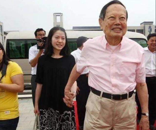 翁帆父亲谈杨振宁,翁帆父亲翁云光和杨振宁的照片