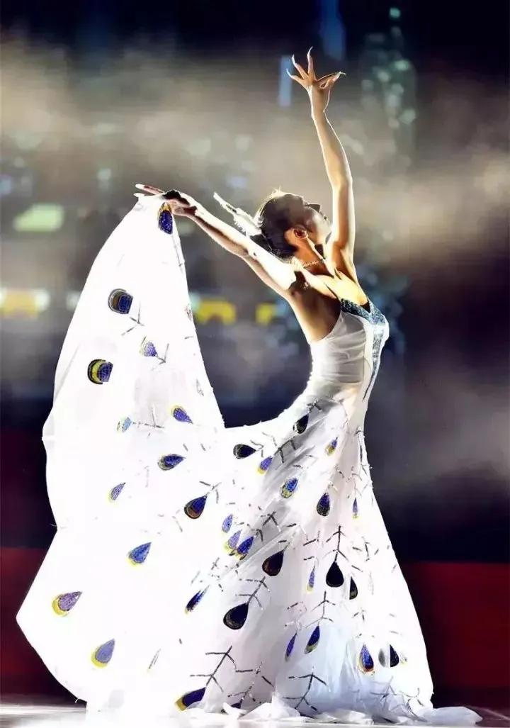 炫舞杨丽萍,qq炫舞的舞蹈现实中跳