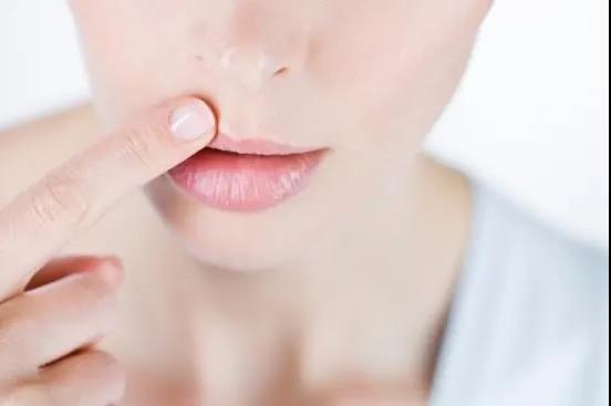唇部特别干燥是什么原因,唇部发黑发乌起皮干燥怎么办