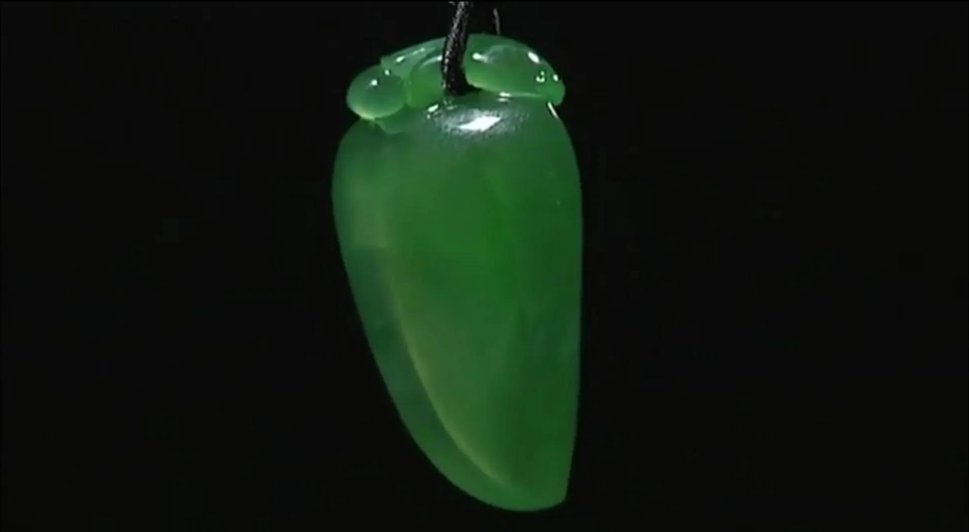 生日男友送的翡翠吊坠，朋友出200万想买下，估价后都不敢佩戴了