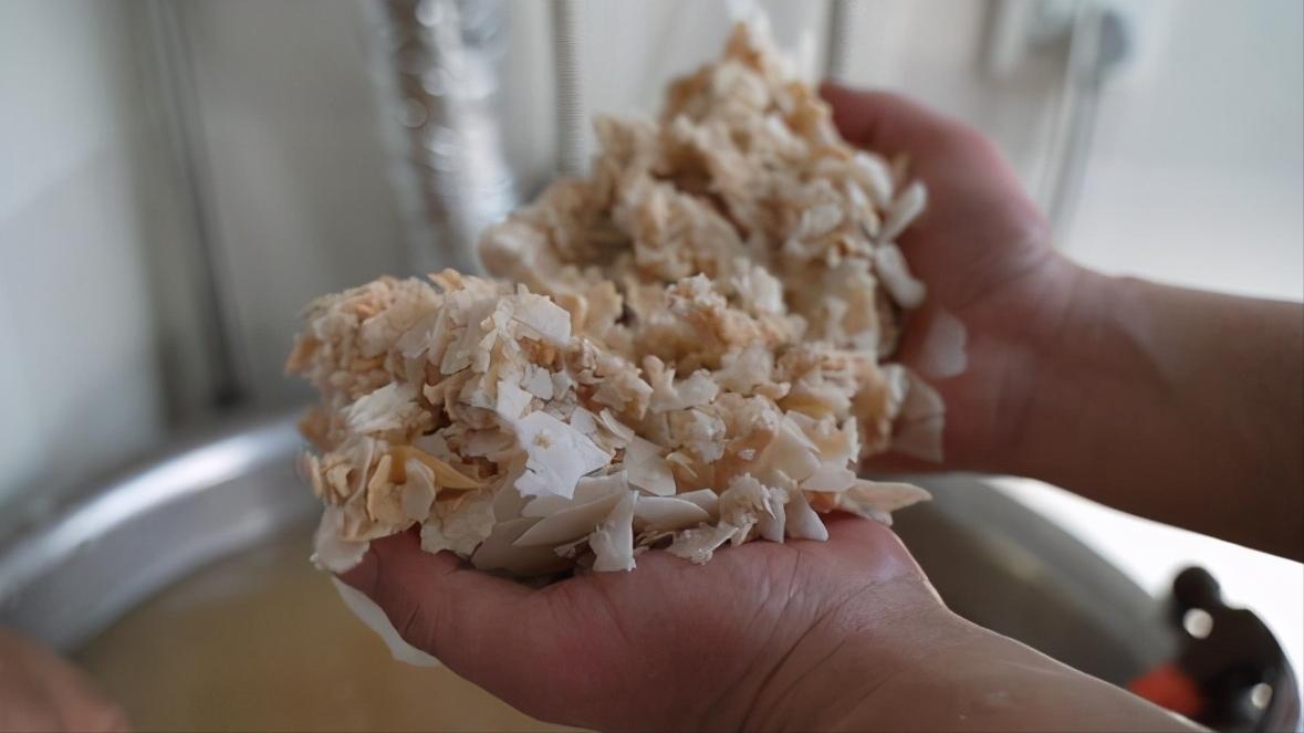 热水器长年没清洗，脏水哗哗流不停，看看洗澡水有多脏