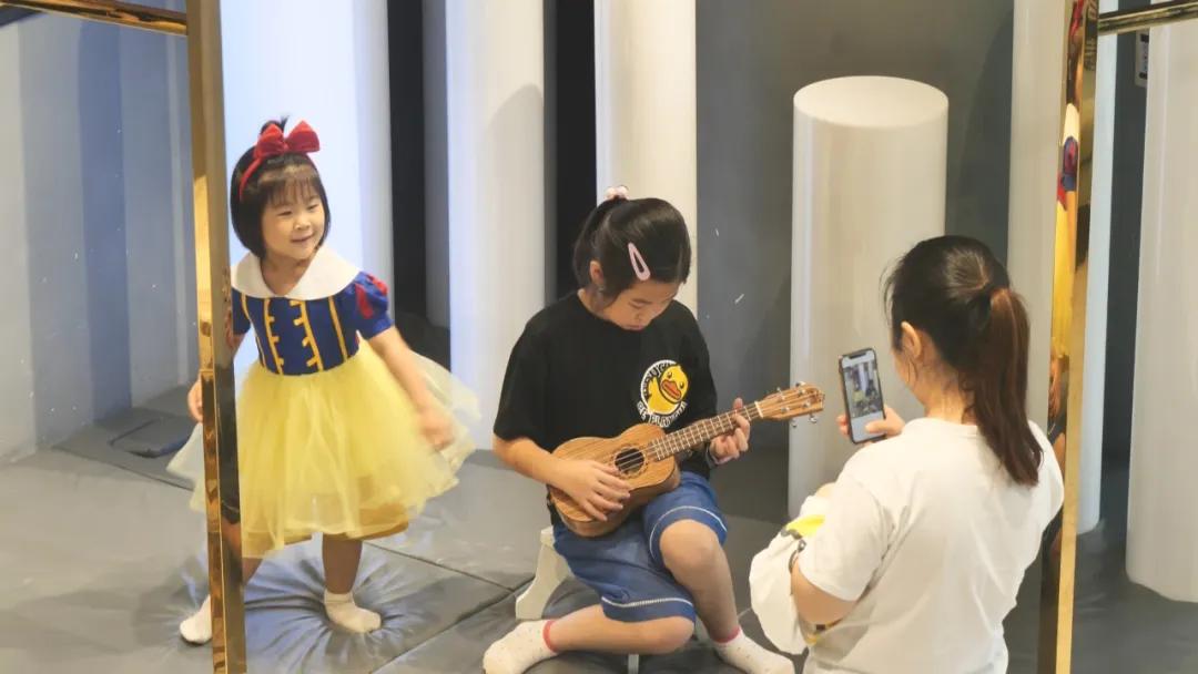 周末带孩子去海洋球里玩,带孩子去海洋球玩儿的地方在哪