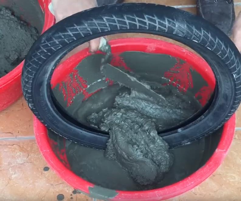 农村老爸把洗脚盆里灌水泥，做了个手提花盆，力气小的人还搬不动