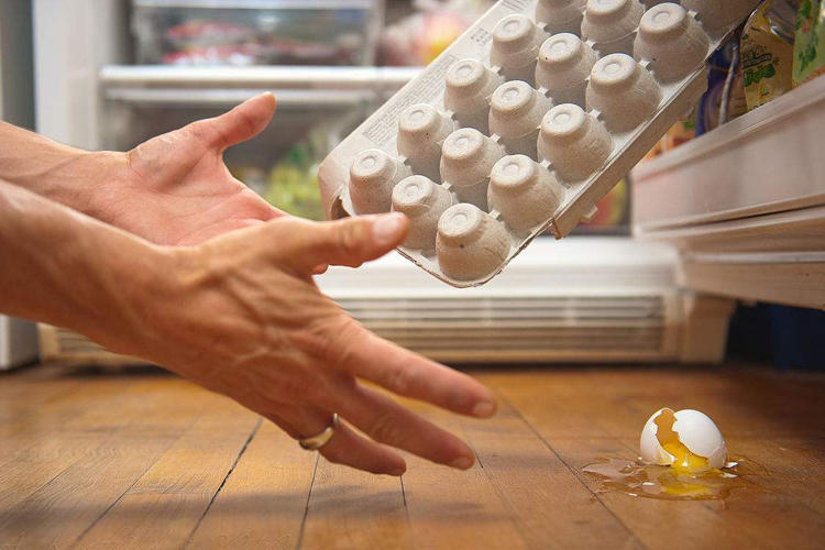 家里木地板很油怎么清理,家里木地板用久了有异味怎么办