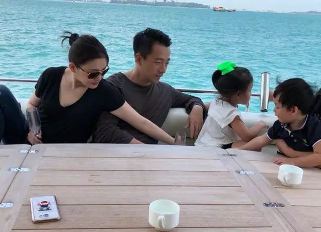 回顾汪小菲与大s的争执场面,大s将汪小菲告上法庭索要生活费