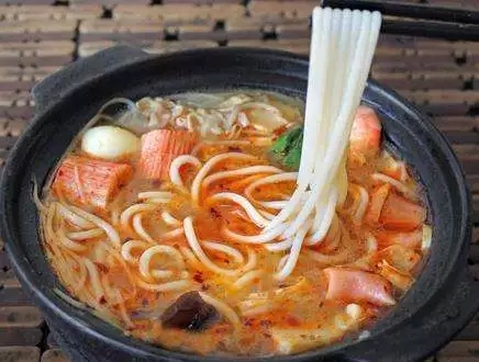 米线和砂锅哪个受欢迎,米线和砂锅米线哪个好吃