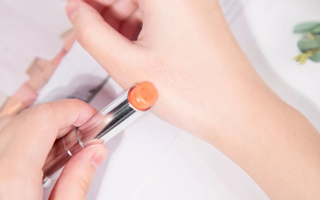 让你的嘴唇滋润一整天,让嘴巴嫩的唇膏