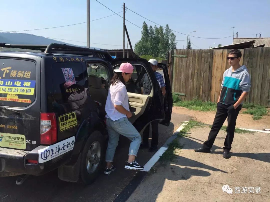 这女孩看到俄罗斯帅哥搭车，逼我停车，否则跳车