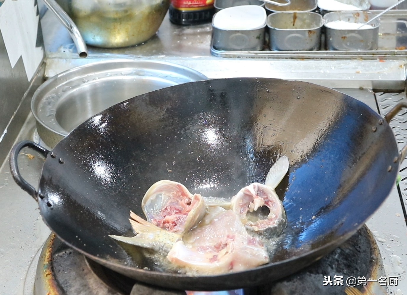 大厨分享煎焖鲤鱼家常做法,不腥不腻,肉质鲜嫩,学会在家轻松做