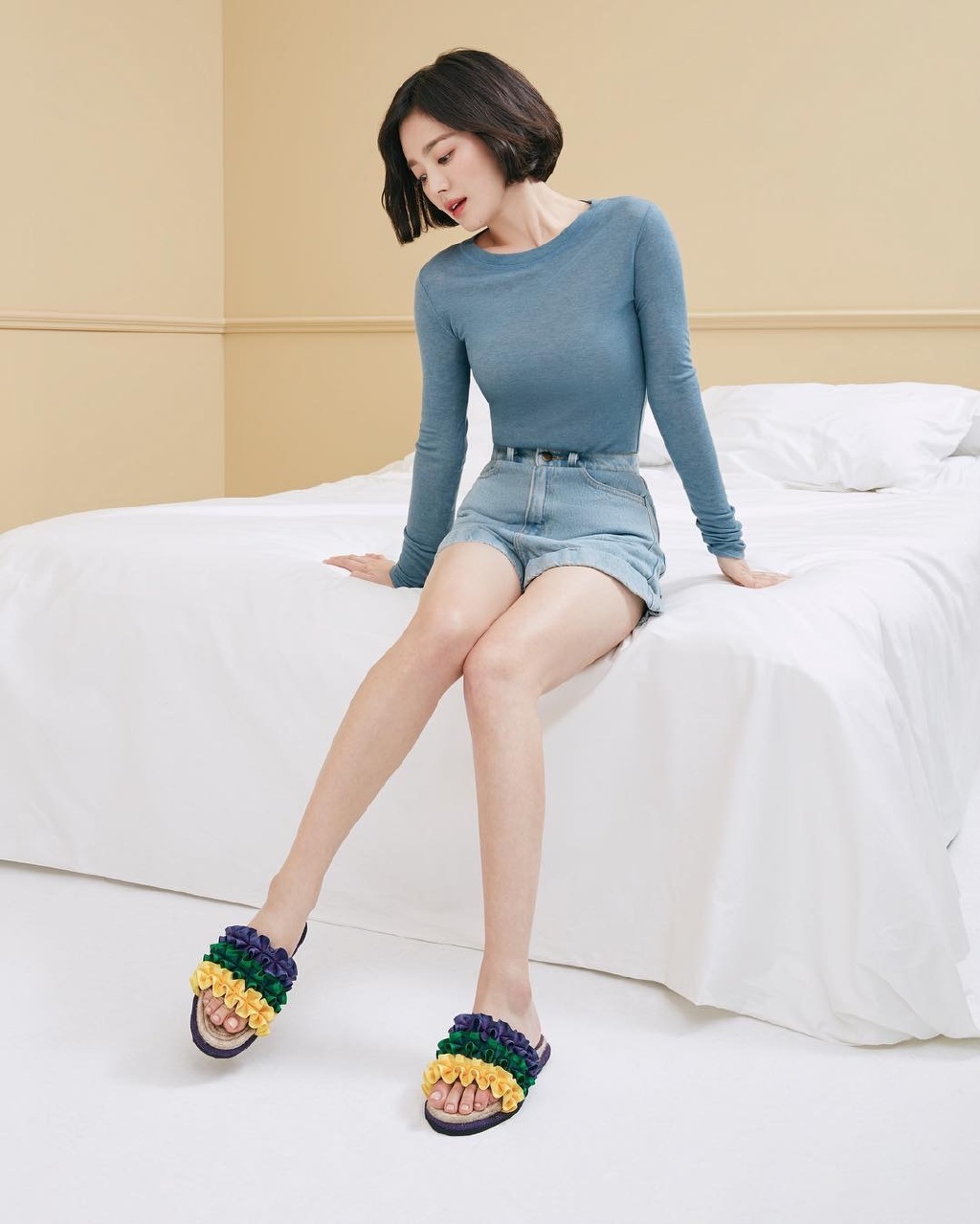 宋慧乔身穿深v白裙亮相上海,宋慧乔一袭黑裙亮相金像奖现场