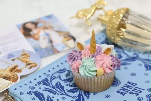 过年穿上红衣服还不够，喷上这支香水就是欧气最旺的锦鲤本鲤