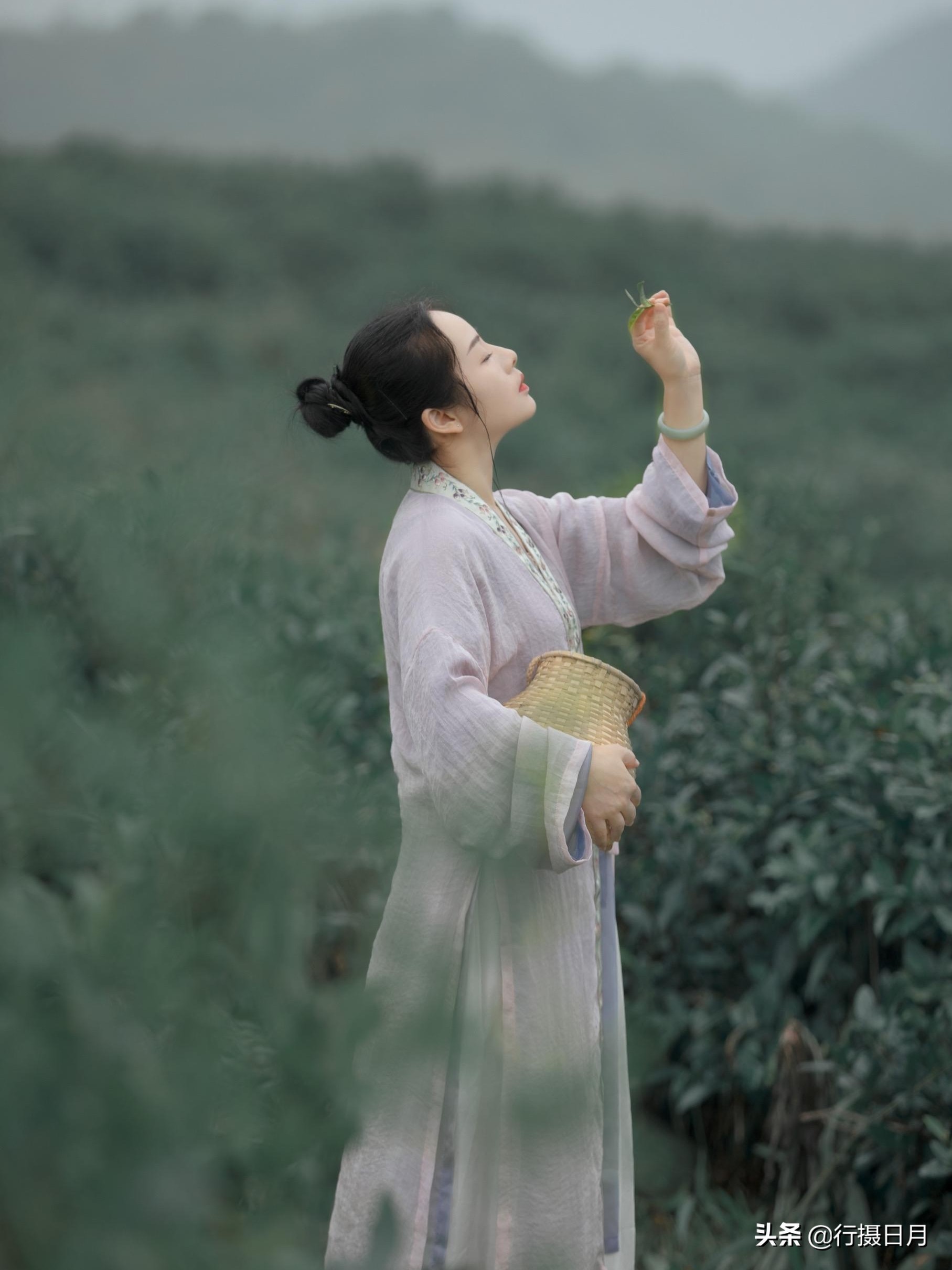 一朵青花为谁开，开在红尘紫陌，一眉笑意为谁婀，婀起和颜悦色？