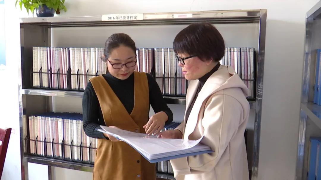 用“一指”点亮扶贫路的“拇指姑娘”