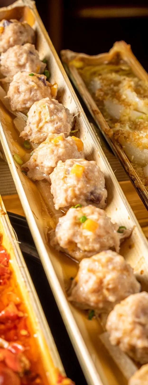 蒸鱼用竹筷子架上放盘子,用竹筒蒸的饭叫什么