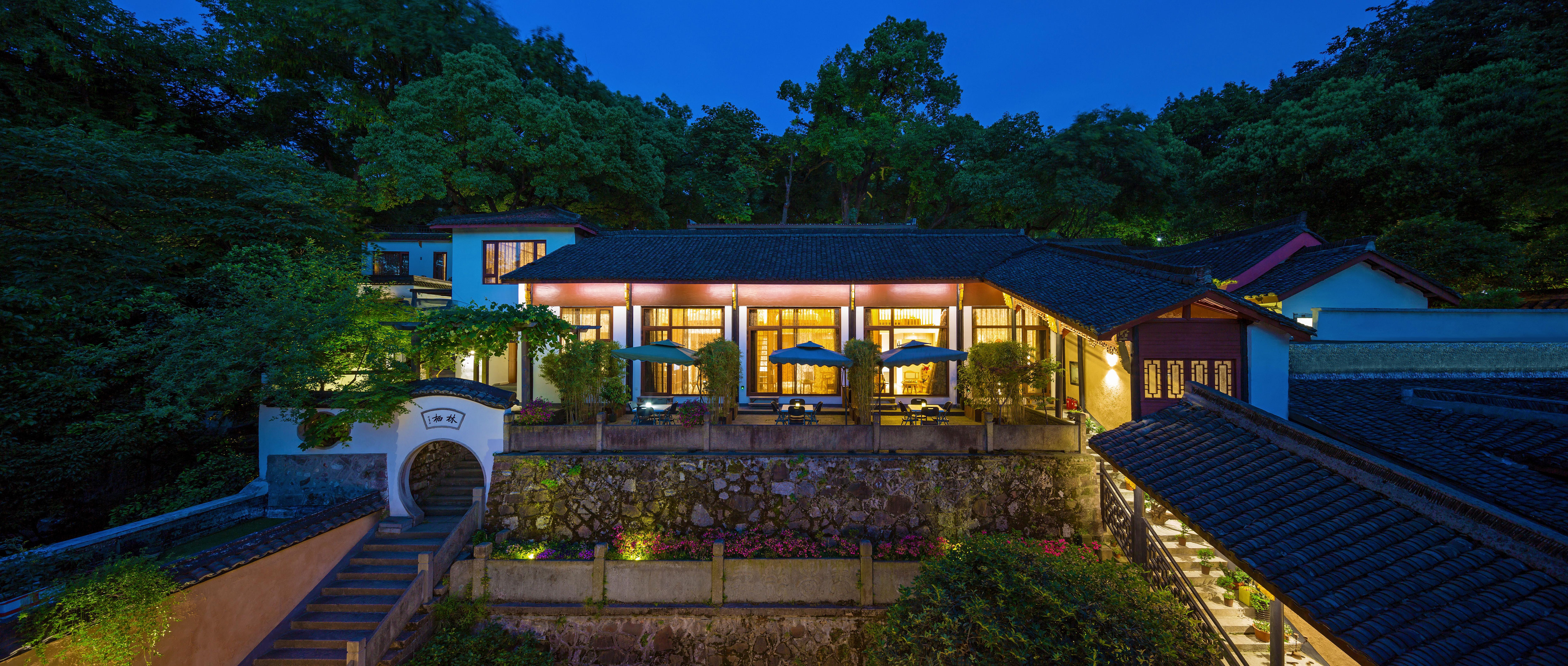 杭州西湖附近可住6人的家庭民宿,去西湖玩住民宿还是住酒店