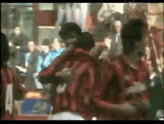 足球史上最全能支点中锋!他可以在中锋、前腰和边锋之间无缝衔接!