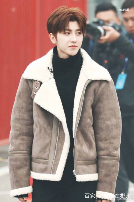 肖战王一博蔡徐坤易烊千玺同框,火箭少女跳扭胯