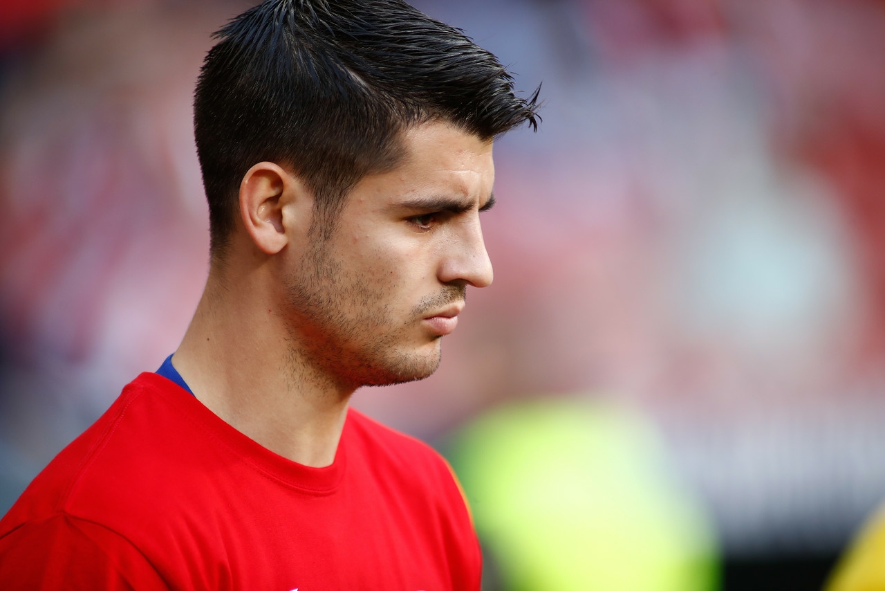 西甲再现离奇黄牌!马竞前锋背身遭裁判摸头,回头理论被罚黄牌